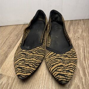 Mia Izzy Tiger Stripe Knit Pointy Toe Tan and Black Ballet Flats Women US 9